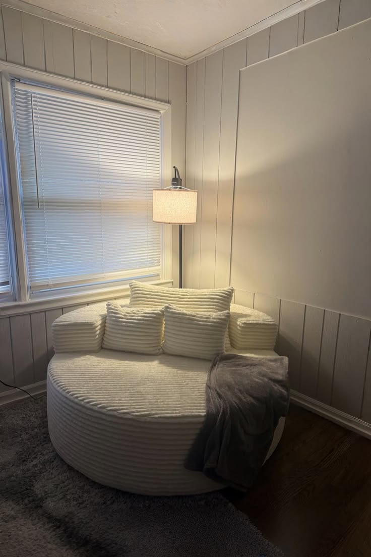 Round chaise longue